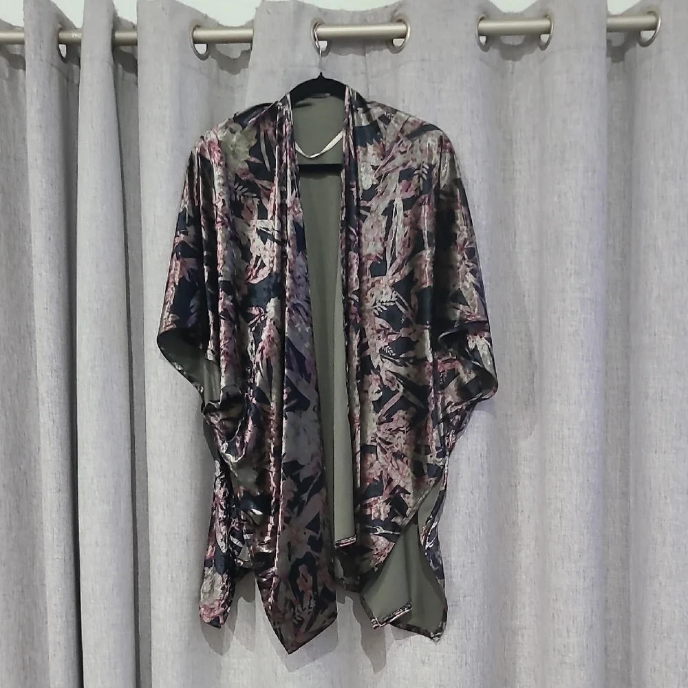 NWTSimply Noelle Black Gray Purple Green Velvety Floral Lightweight Cover Up OS